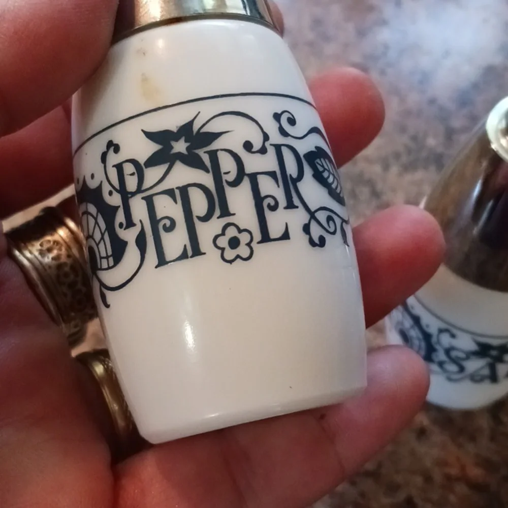 VINTAGE Fancy Floral Salt & Pepper Set